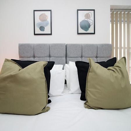 No 2 Under The Clock By Ssw - 2Br, Right In The City Centre, Sleeps 6 Cardiff Buitenkant foto