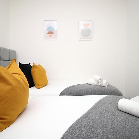 No 2 Under The Clock By Ssw - 2Br, Right In The City Centre, Sleeps 6 Cardiff Buitenkant foto