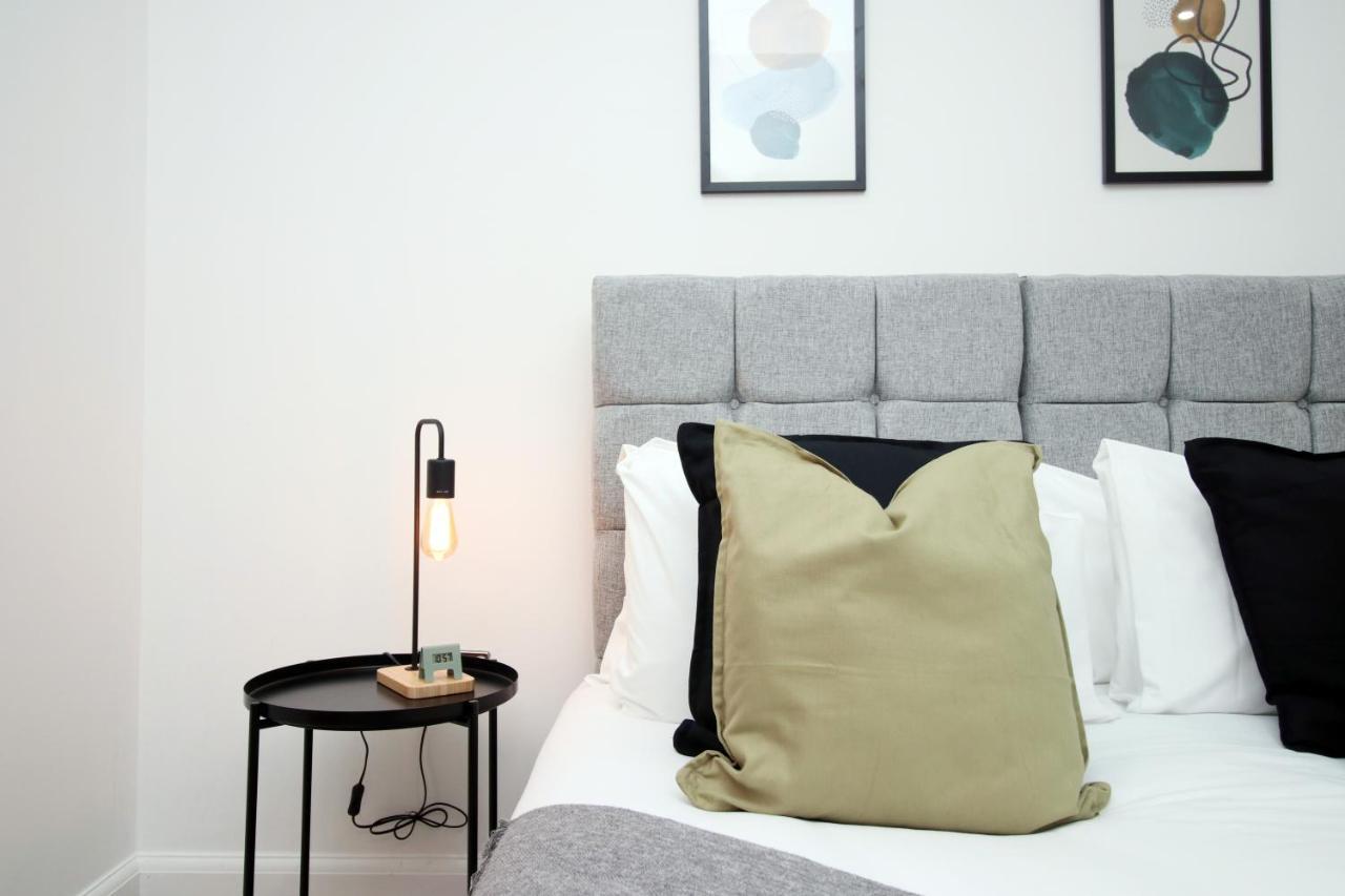 No 2 Under The Clock By Ssw - 2Br, Right In The City Centre, Sleeps 6 Cardiff Buitenkant foto
