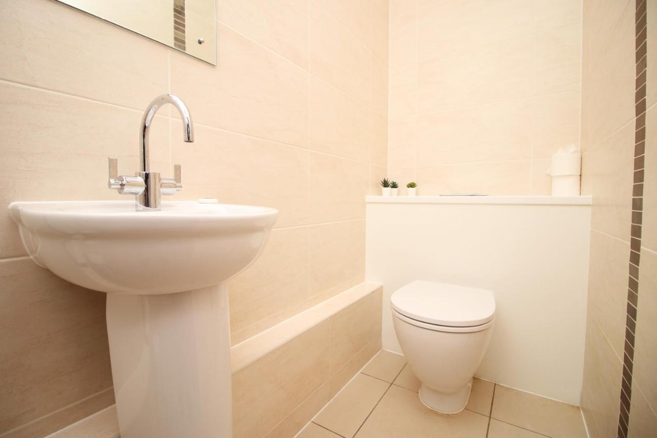 No 2 Under The Clock By Ssw - 2Br, Right In The City Centre, Sleeps 6 Cardiff Buitenkant foto