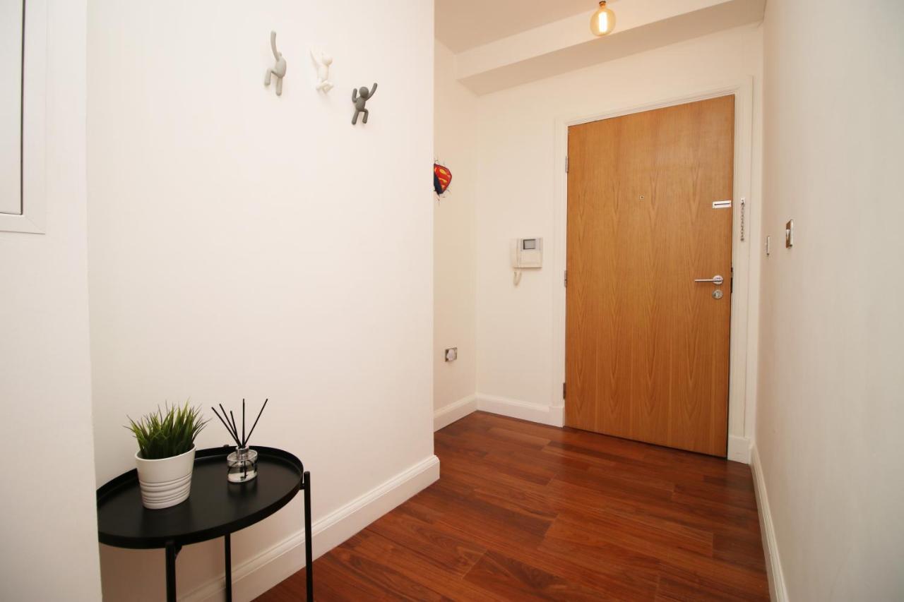 No 2 Under The Clock By Ssw - 2Br, Right In The City Centre, Sleeps 6 Cardiff Buitenkant foto