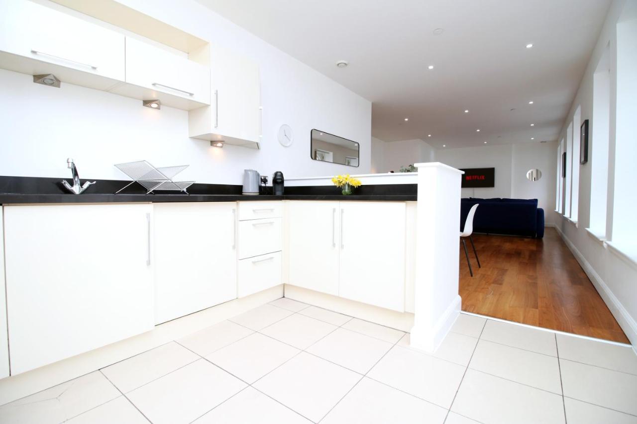 No 2 Under The Clock By Ssw - 2Br, Right In The City Centre, Sleeps 6 Cardiff Buitenkant foto