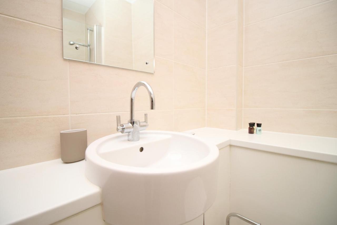 No 2 Under The Clock By Ssw - 2Br, Right In The City Centre, Sleeps 6 Cardiff Buitenkant foto
