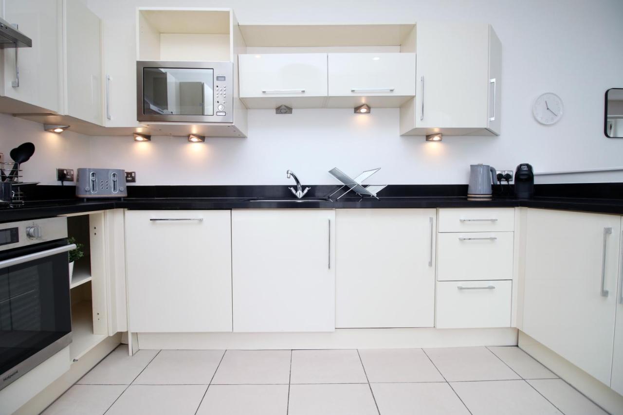 No 2 Under The Clock By Ssw - 2Br, Right In The City Centre, Sleeps 6 Cardiff Buitenkant foto