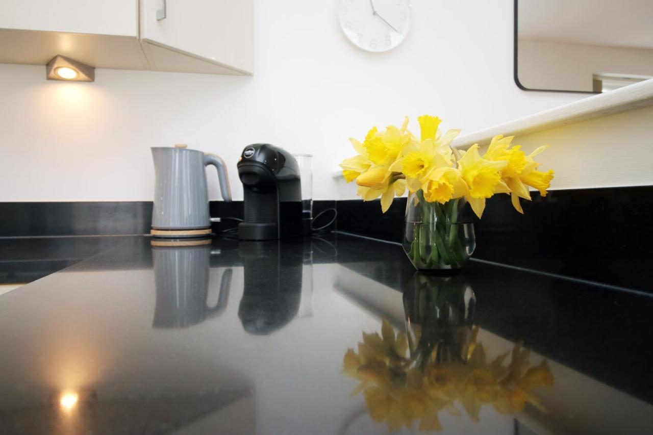 No 2 Under The Clock By Ssw - 2Br, Right In The City Centre, Sleeps 6 Cardiff Buitenkant foto