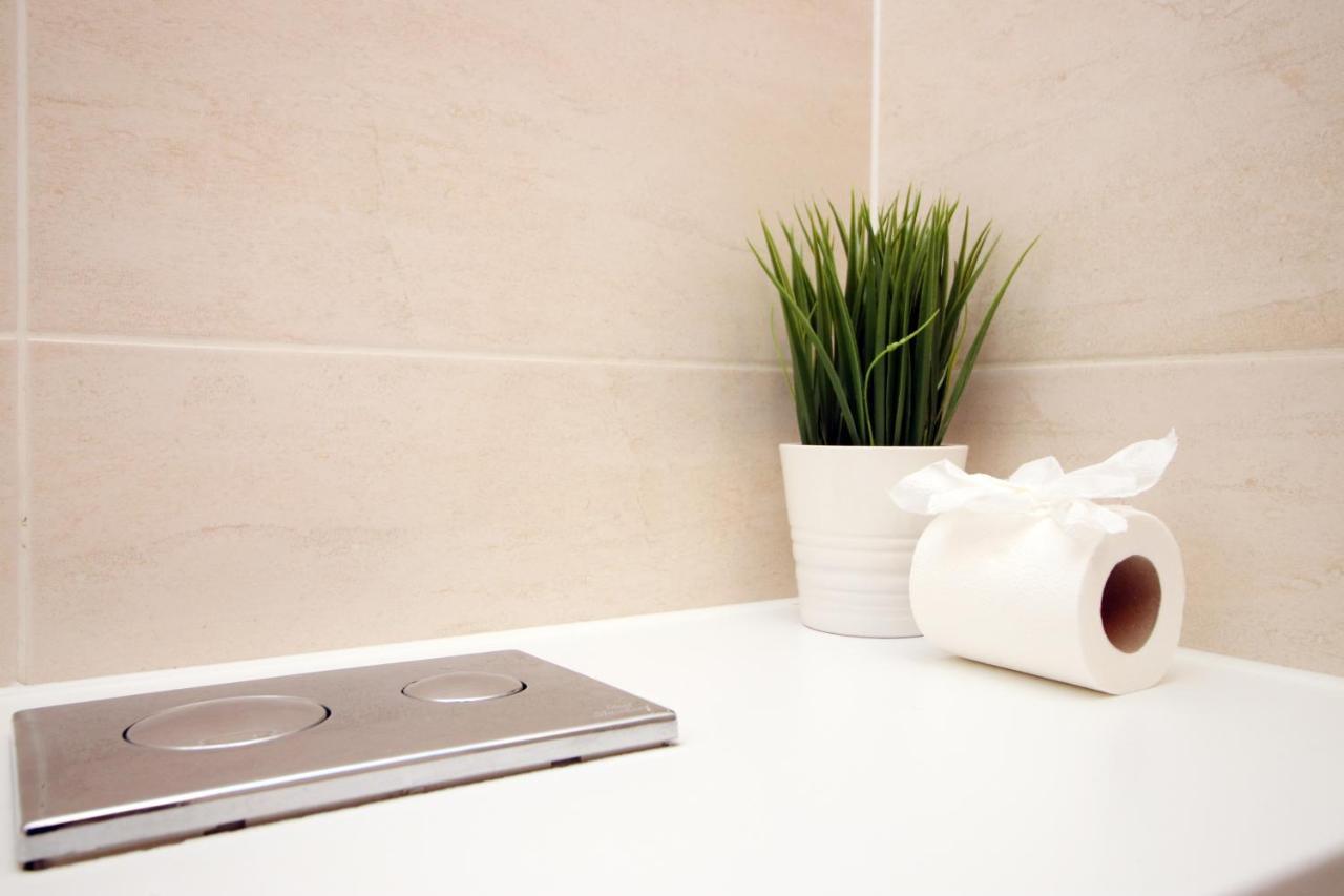 No 2 Under The Clock By Ssw - 2Br, Right In The City Centre, Sleeps 6 Cardiff Buitenkant foto