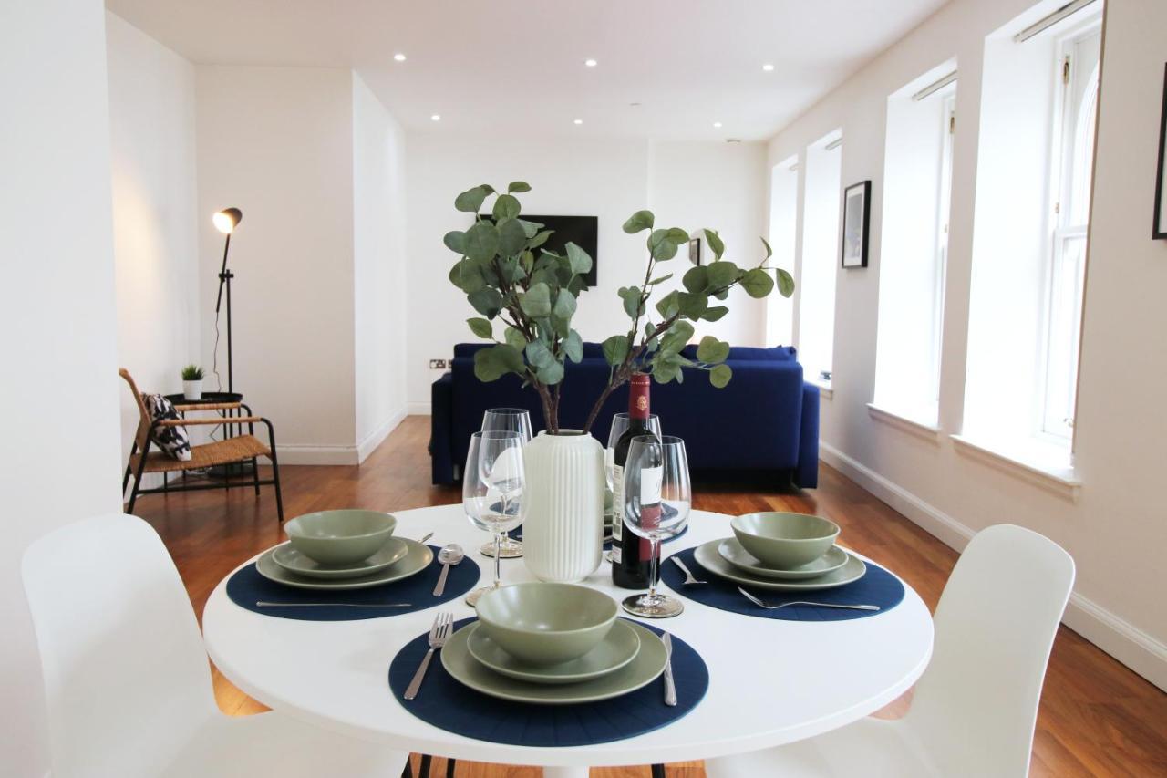 No 2 Under The Clock By Ssw - 2Br, Right In The City Centre, Sleeps 6 Cardiff Buitenkant foto