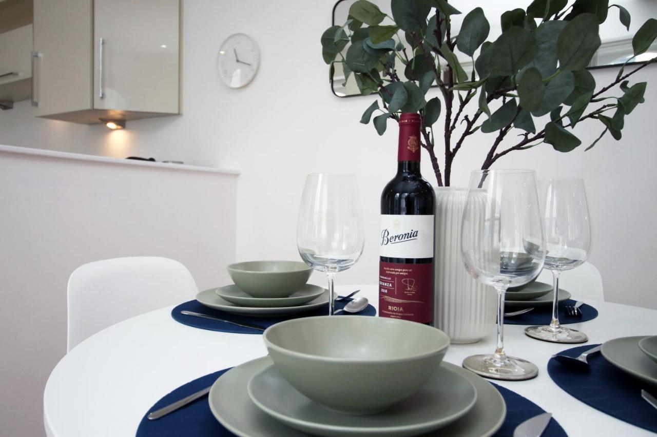 No 2 Under The Clock By Ssw - 2Br, Right In The City Centre, Sleeps 6 Cardiff Buitenkant foto