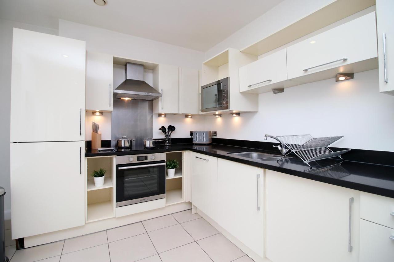 No 2 Under The Clock By Ssw - 2Br, Right In The City Centre, Sleeps 6 Cardiff Buitenkant foto