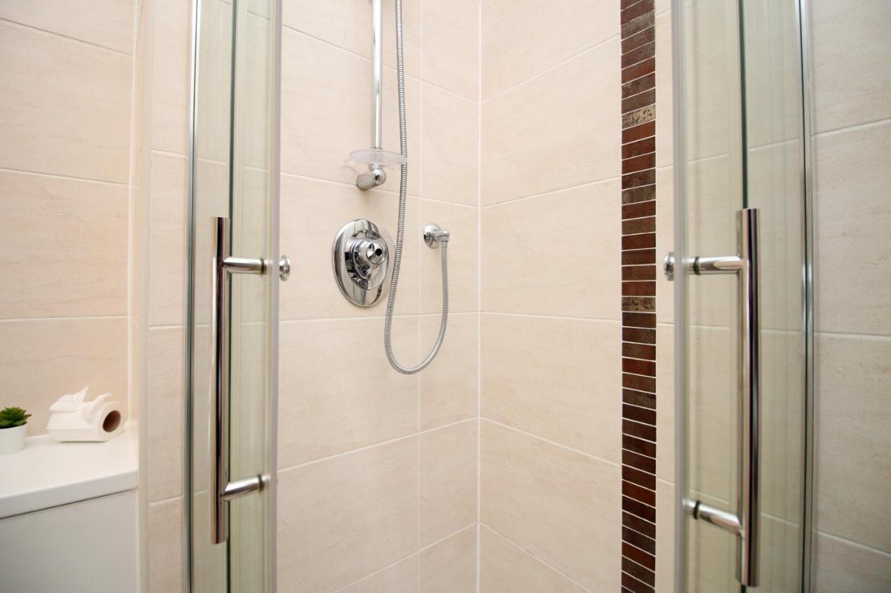 No 2 Under The Clock By Ssw - 2Br, Right In The City Centre, Sleeps 6 Cardiff Buitenkant foto