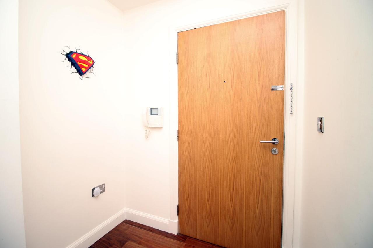 No 2 Under The Clock By Ssw - 2Br, Right In The City Centre, Sleeps 6 Cardiff Buitenkant foto