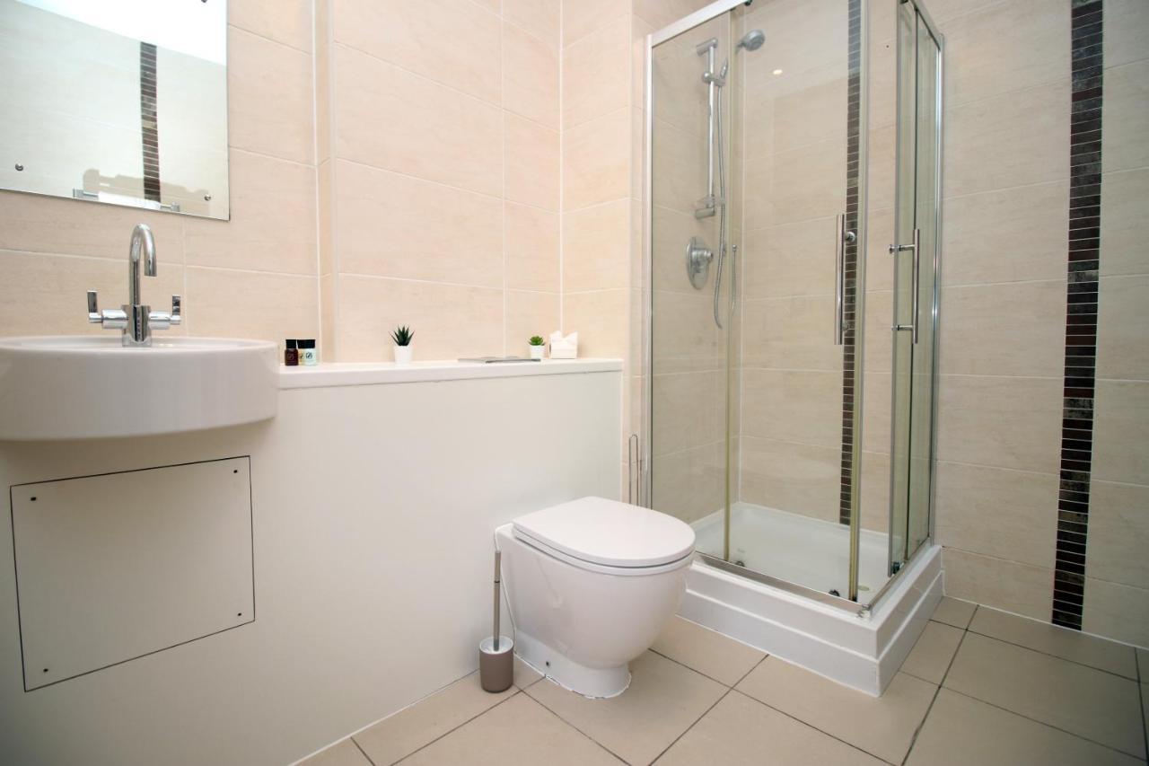 No 2 Under The Clock By Ssw - 2Br, Right In The City Centre, Sleeps 6 Cardiff Buitenkant foto